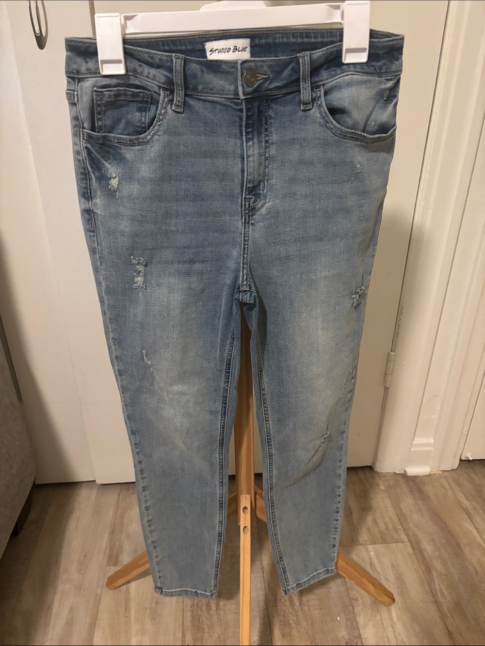 Studio Blue Women’s Straight Leg mid-rise Jeans — Light Blue size 28